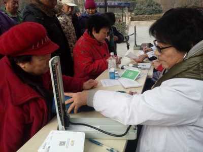 爱心义诊进社区，健康服务暖人心——牌楼街道雅园社区开展便民健康咨询活动