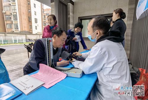 浔阳区甘棠街道 社区物业手牵手 便民服务心连心 —— 健康咨询暖人心！